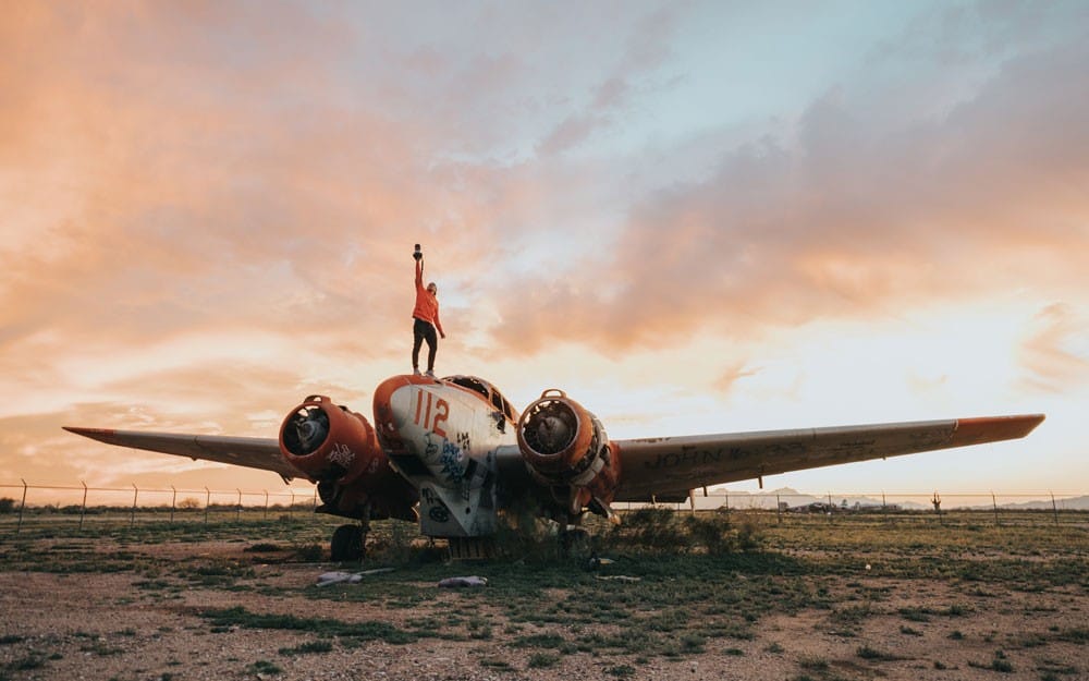 Tax free aeropuerto chico subido encima de una avioneta con la puesta de sol detrás